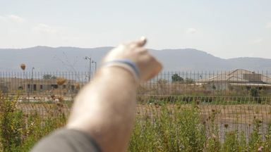 エヤル・ドロールさんは、高台にある近くのレバノンの村から自分の街を監視しているヒズボラの狙撃兵を恐れている